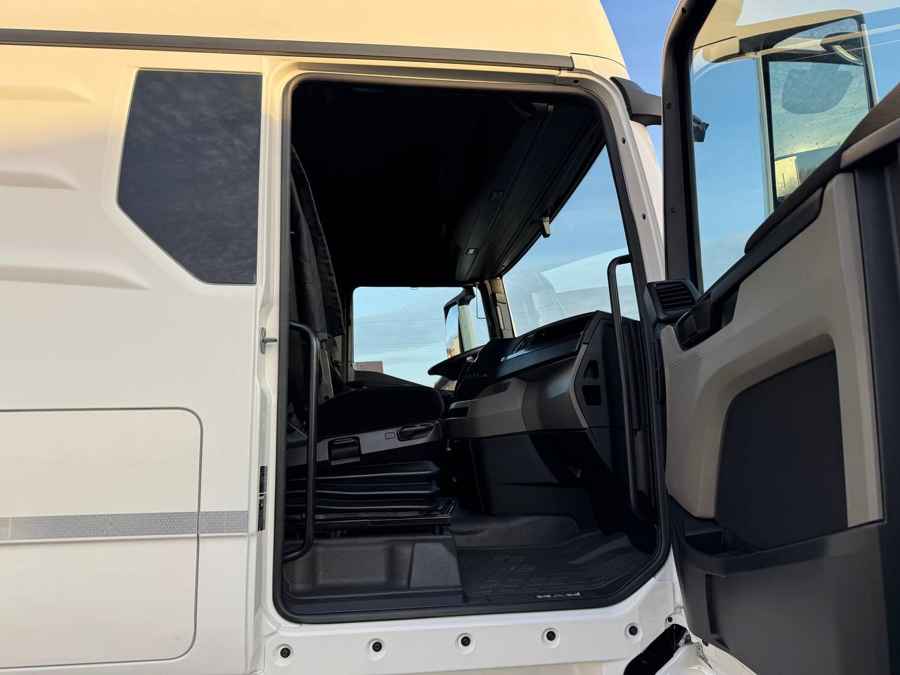 Контейнеровоз MAN TGX 26.510