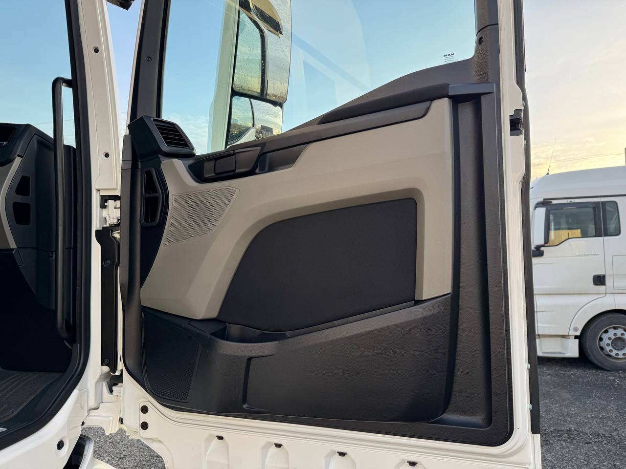 Контейнеровоз MAN TGX 26.510