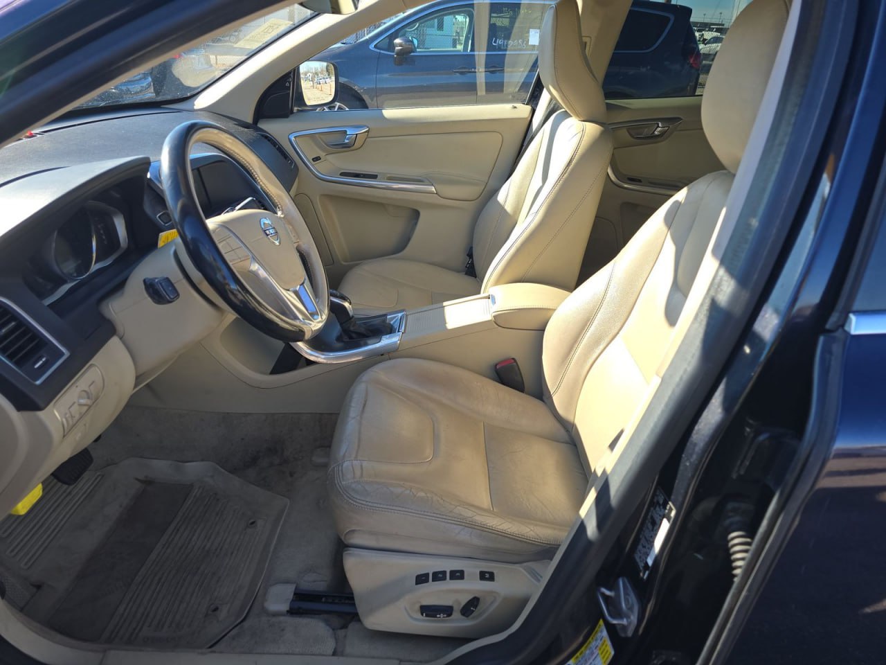 VOLVO XC60 T5-Е PREMIER 2016