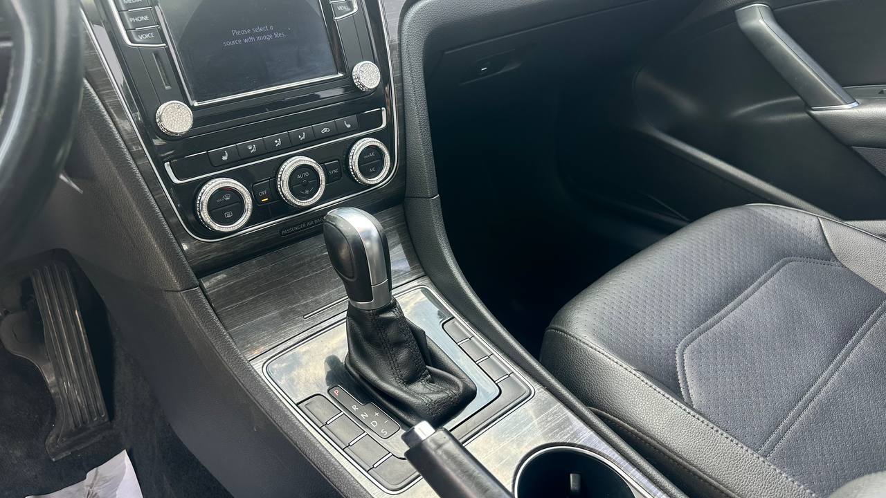 VOLKSWAGEN PASSAT SE 2015