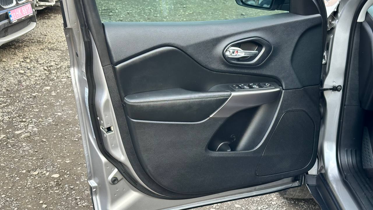 JEEP CHEROKEE LATITUDE PLUS 2019