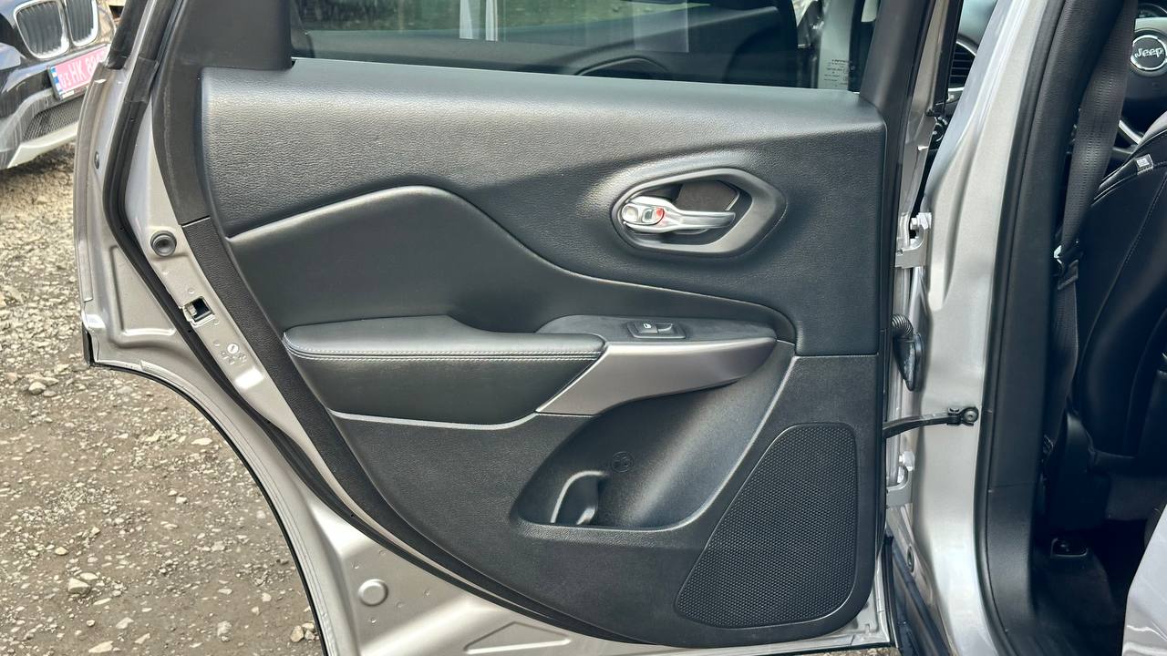 JEEP CHEROKEE LATITUDE PLUS 2019