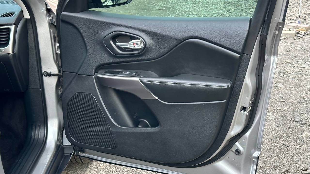 JEEP CHEROKEE LATITUDE PLUS 2019