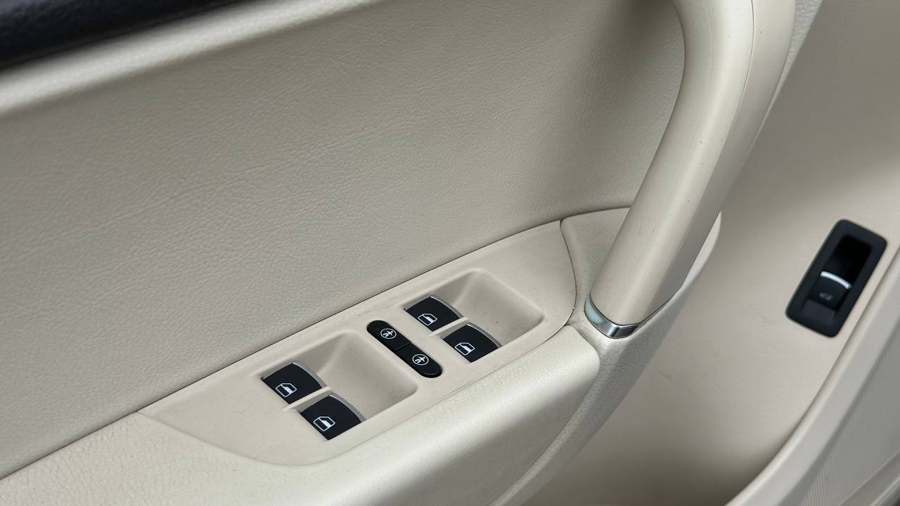 VOLKSWAGEN TOUAREG SPORT 2015