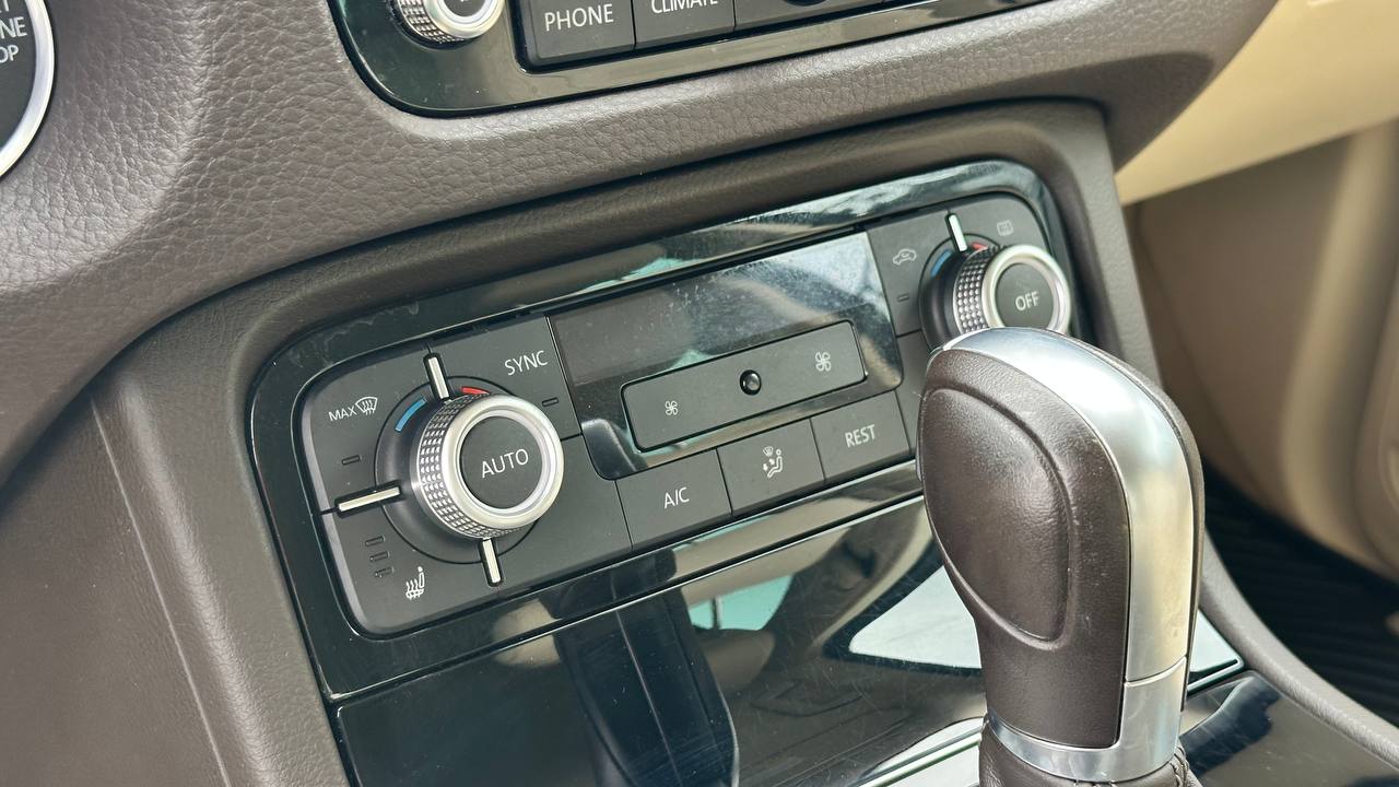 VOLKSWAGEN TOUAREG SPORT 2015