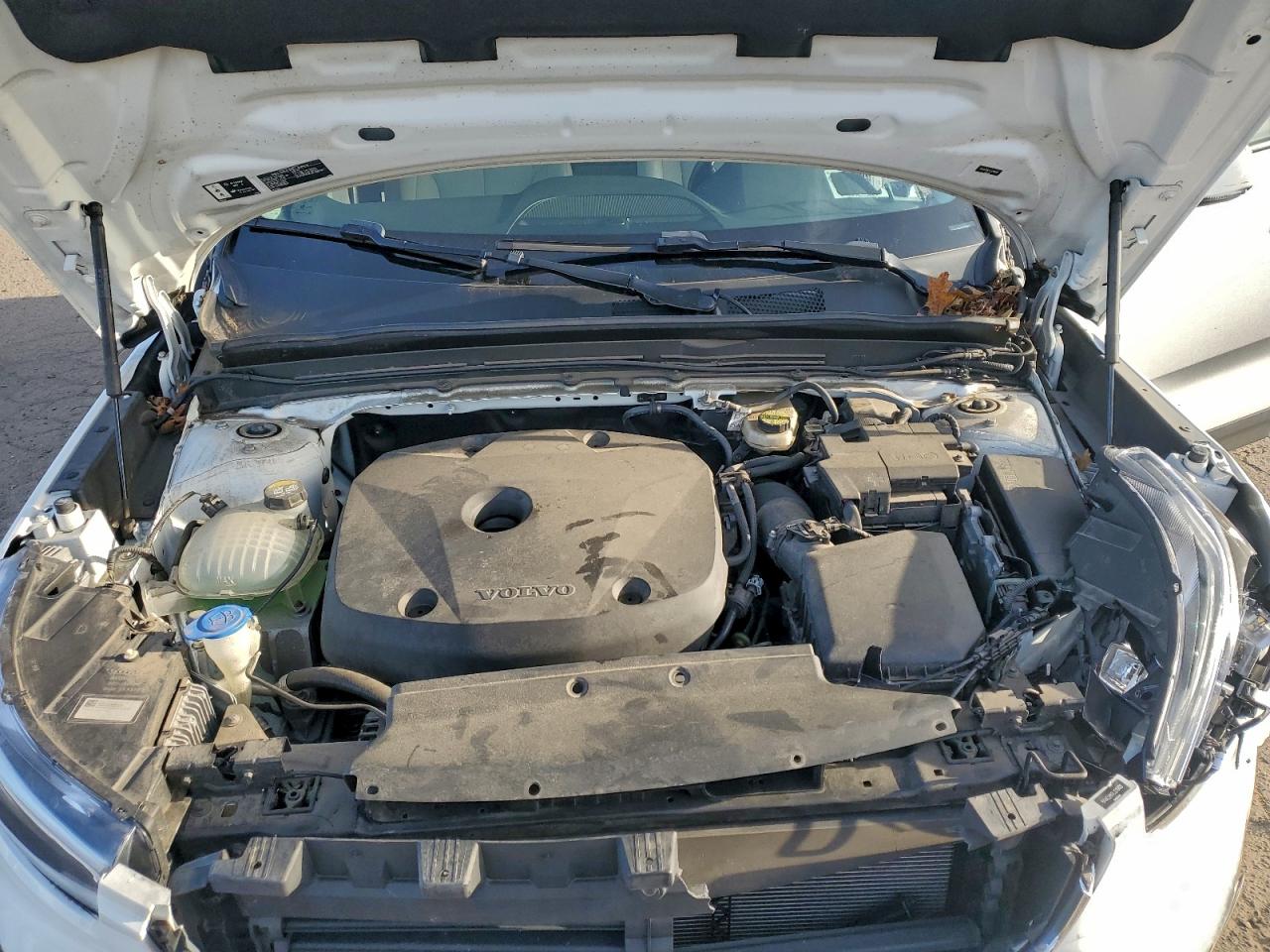 VOLVO XC40 T4 MOMENTUM 2020