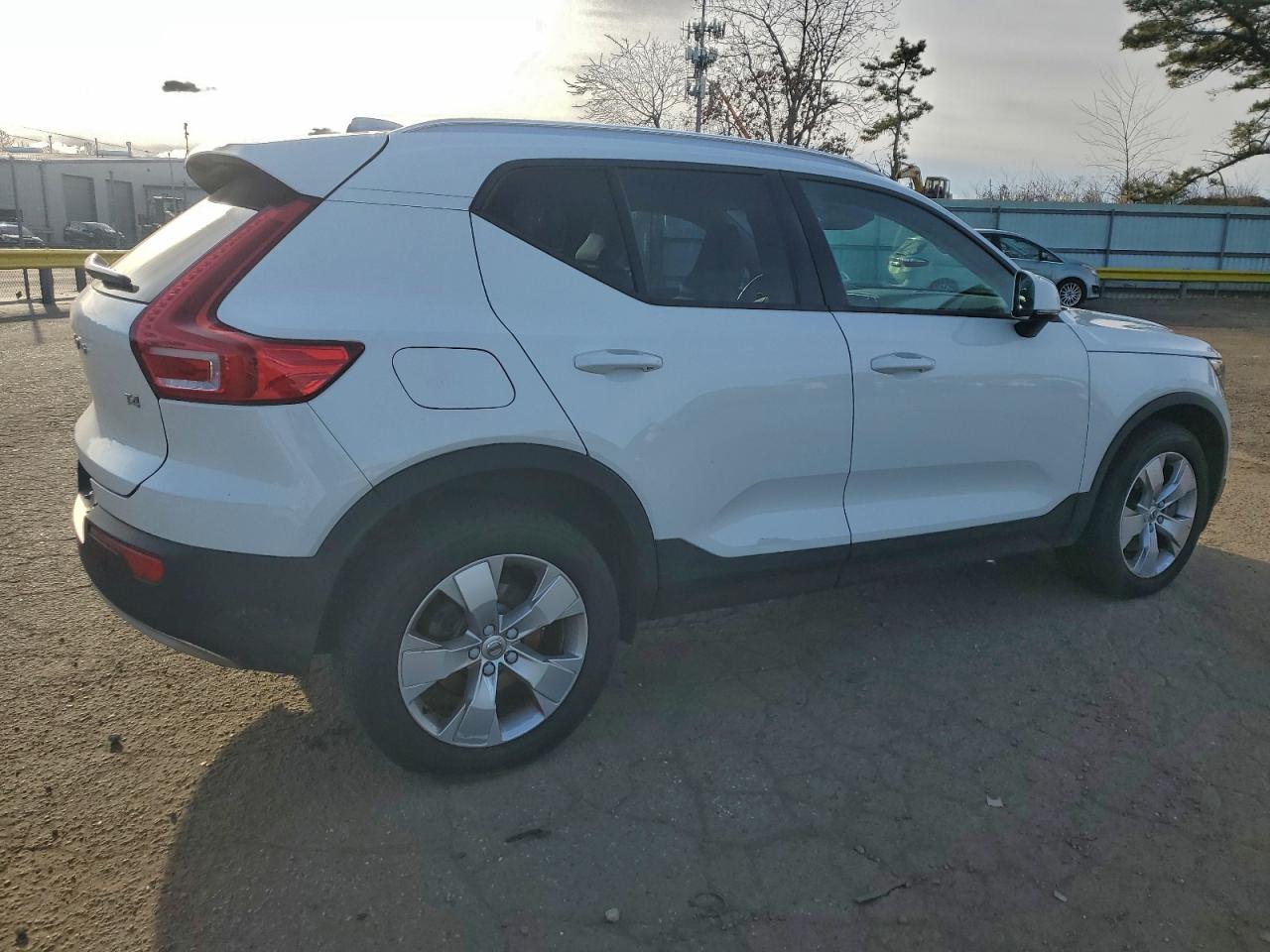 VOLVO XC40 T4 MOMENTUM 2020