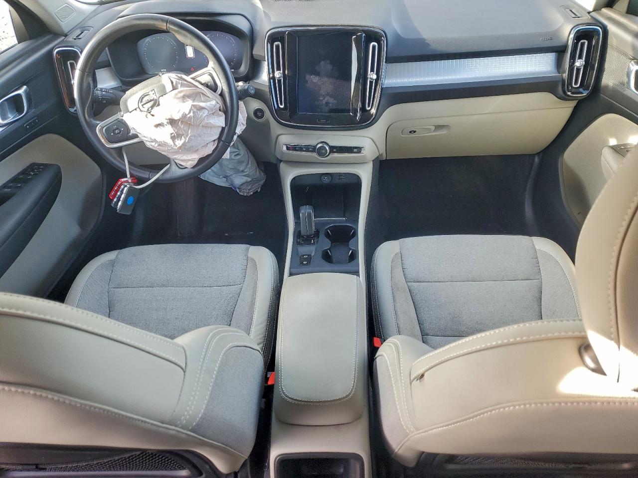 VOLVO XC40 T4 MOMENTUM 2020