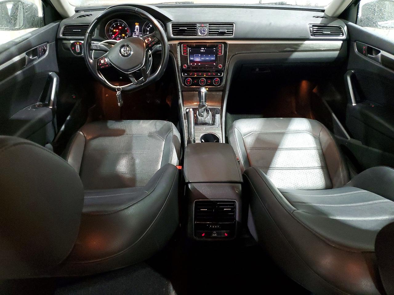 VOLKSWAGEN PASSAT SE 2015