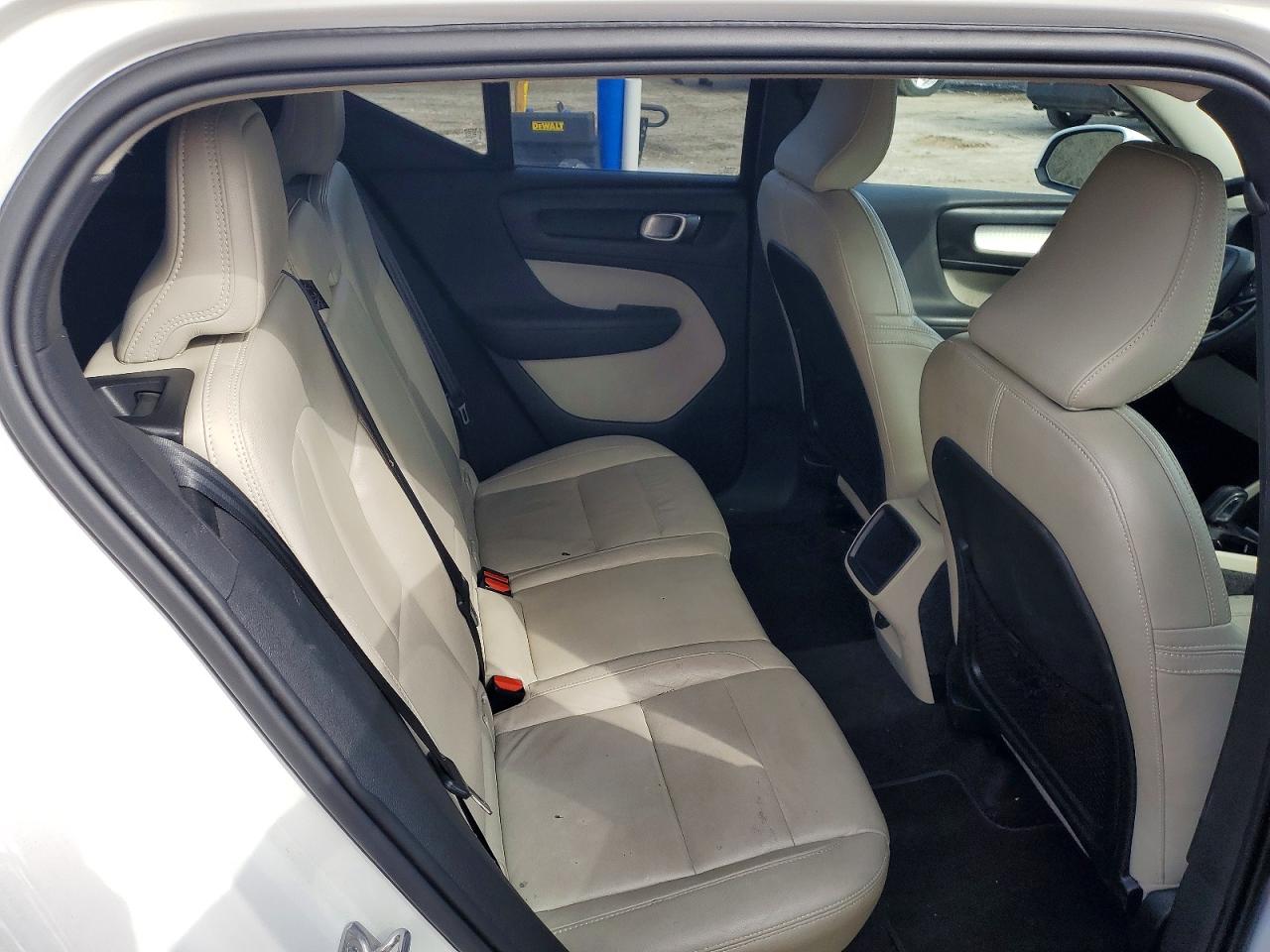 VOLVO XC40 T4 MOMENTUM 2019