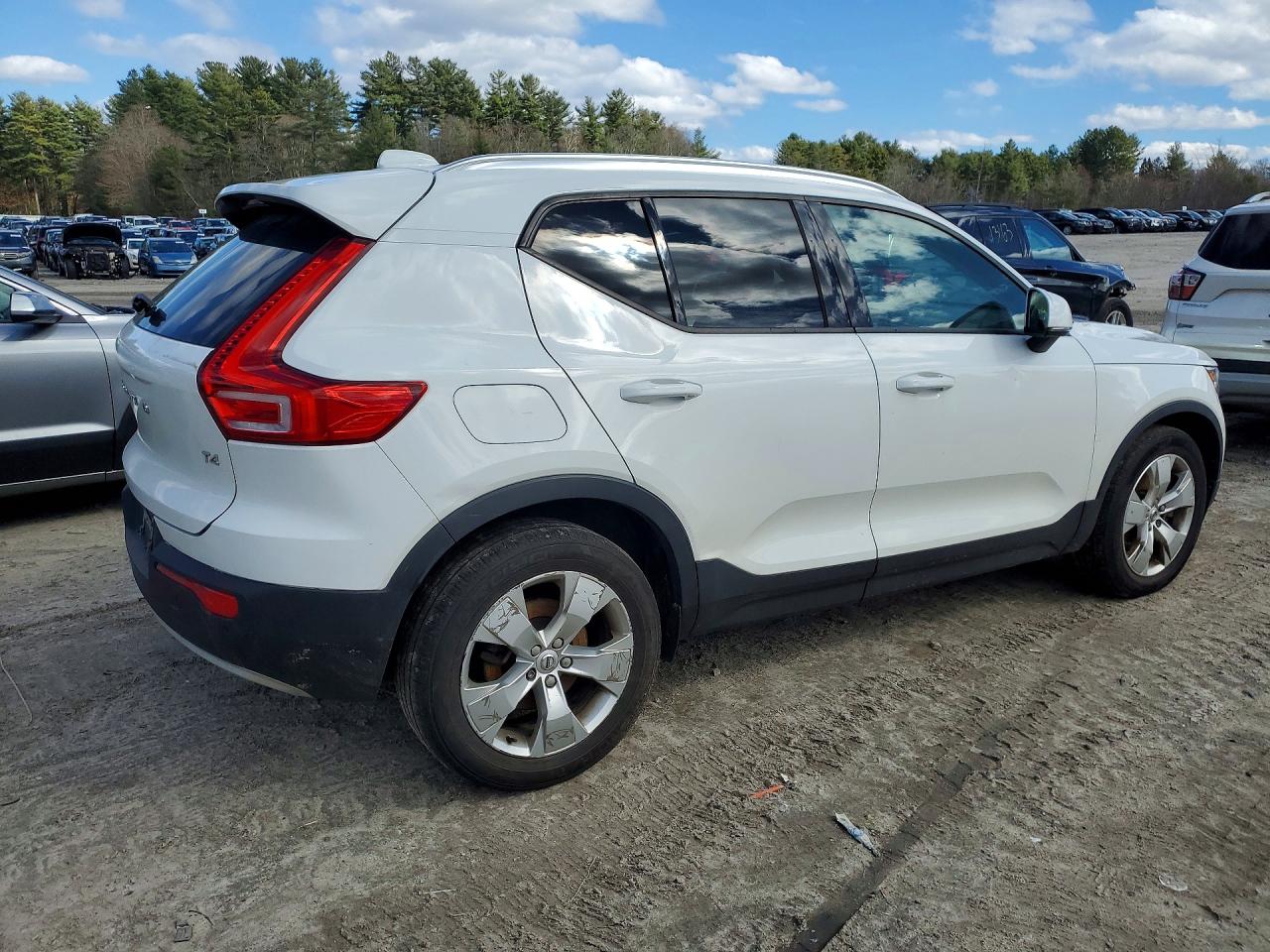 VOLVO XC40 T4 MOMENTUM 2019