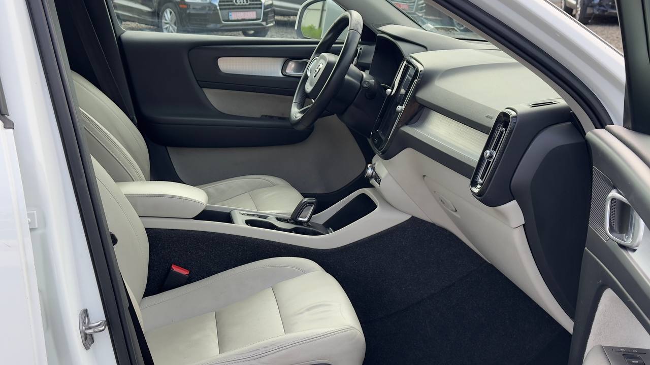 VOLVO XC40 T4 MOMENTUM 2019